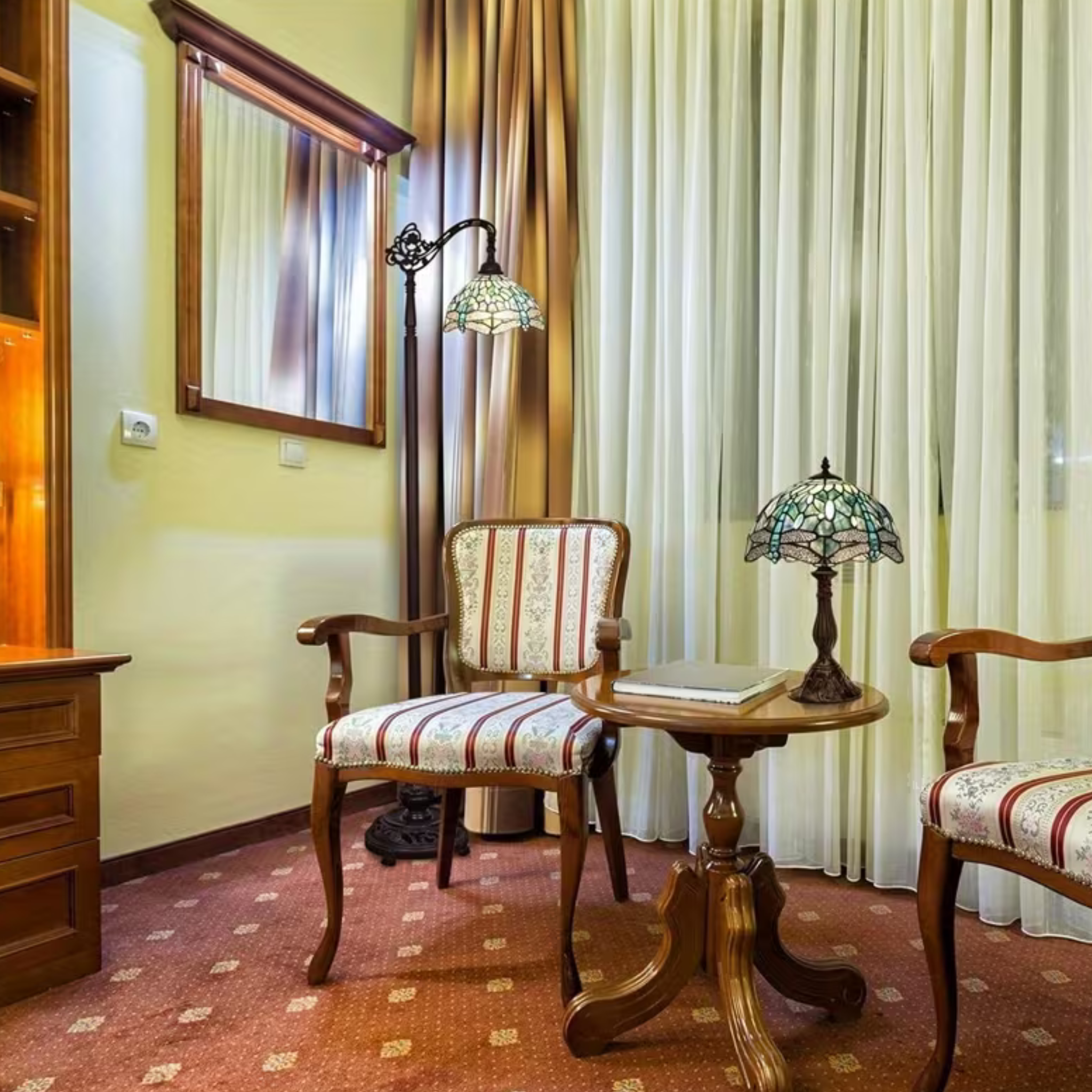 Tiffany Wisteria Stained Glass Table Lamp