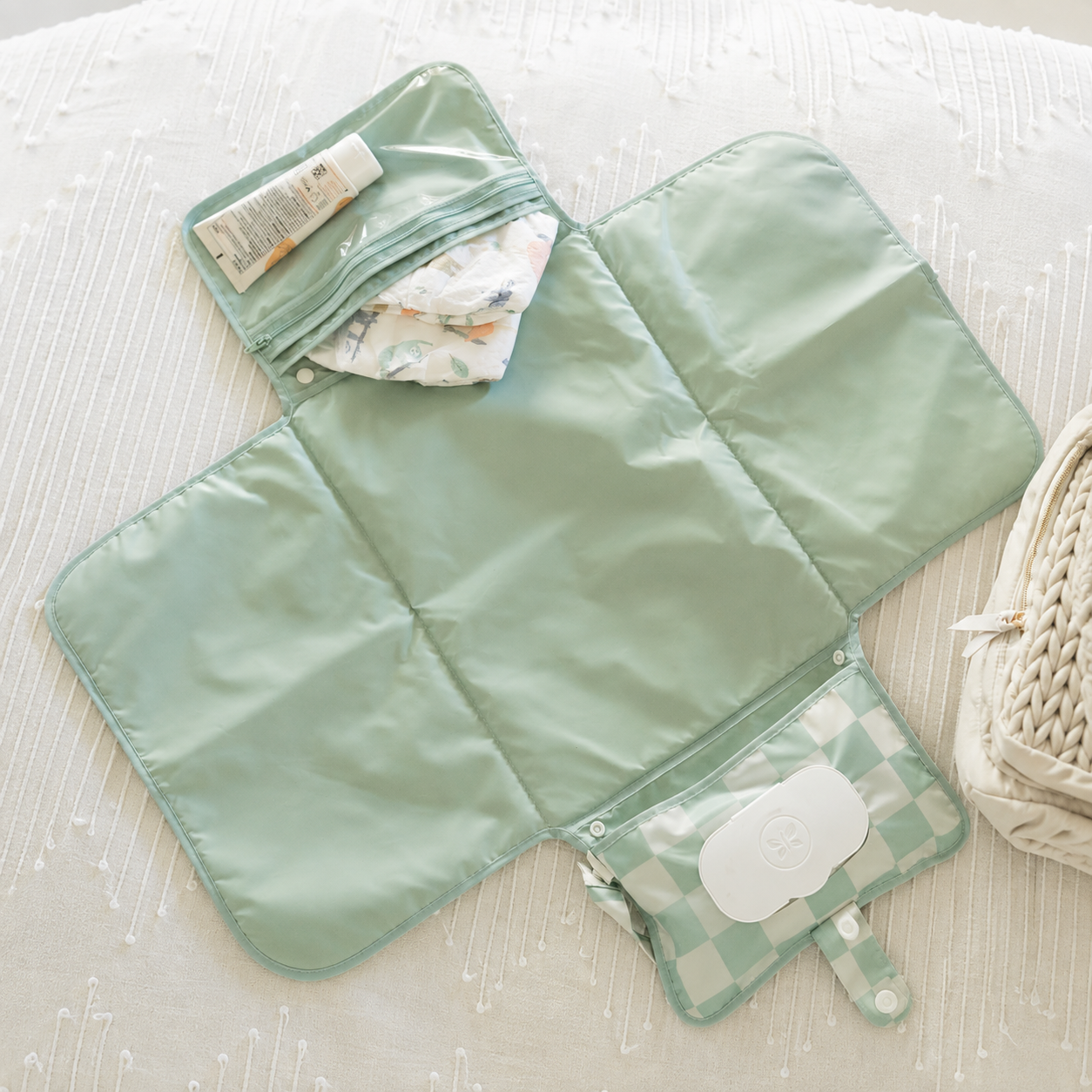 Portable Waterproof Diaper Changing Pad With Wipes Pocket For Travel