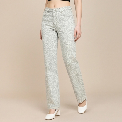 Mid Rise Casual Denim Jeans With Straight Fit For Women