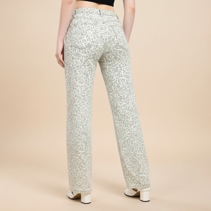 Mid Rise Casual Denim Jeans With Straight Fit For Women