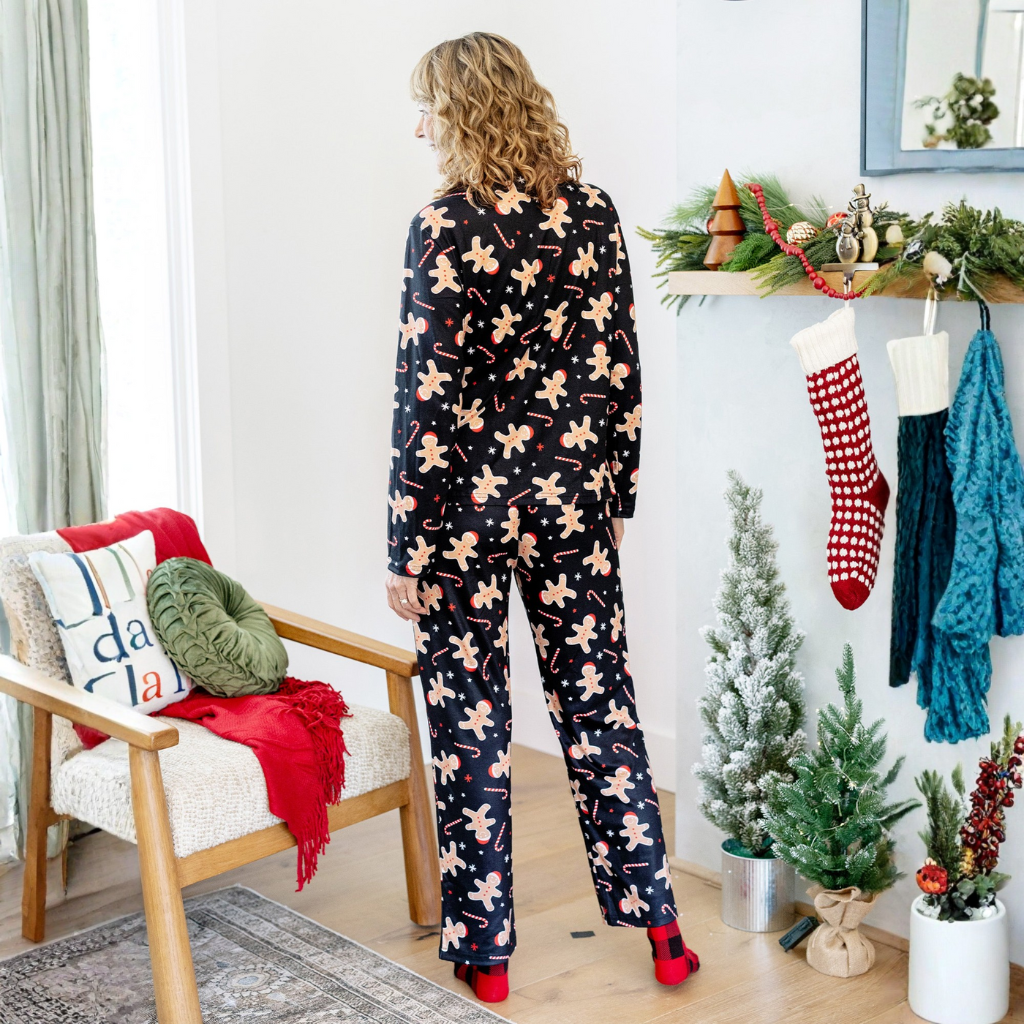 Christmas Gingerbread Print Matching Family Pajama Set With Festive Socks