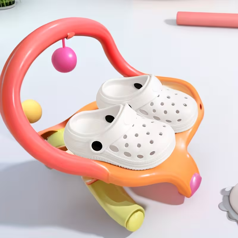 Stylish Slippers With Adjustable Straps