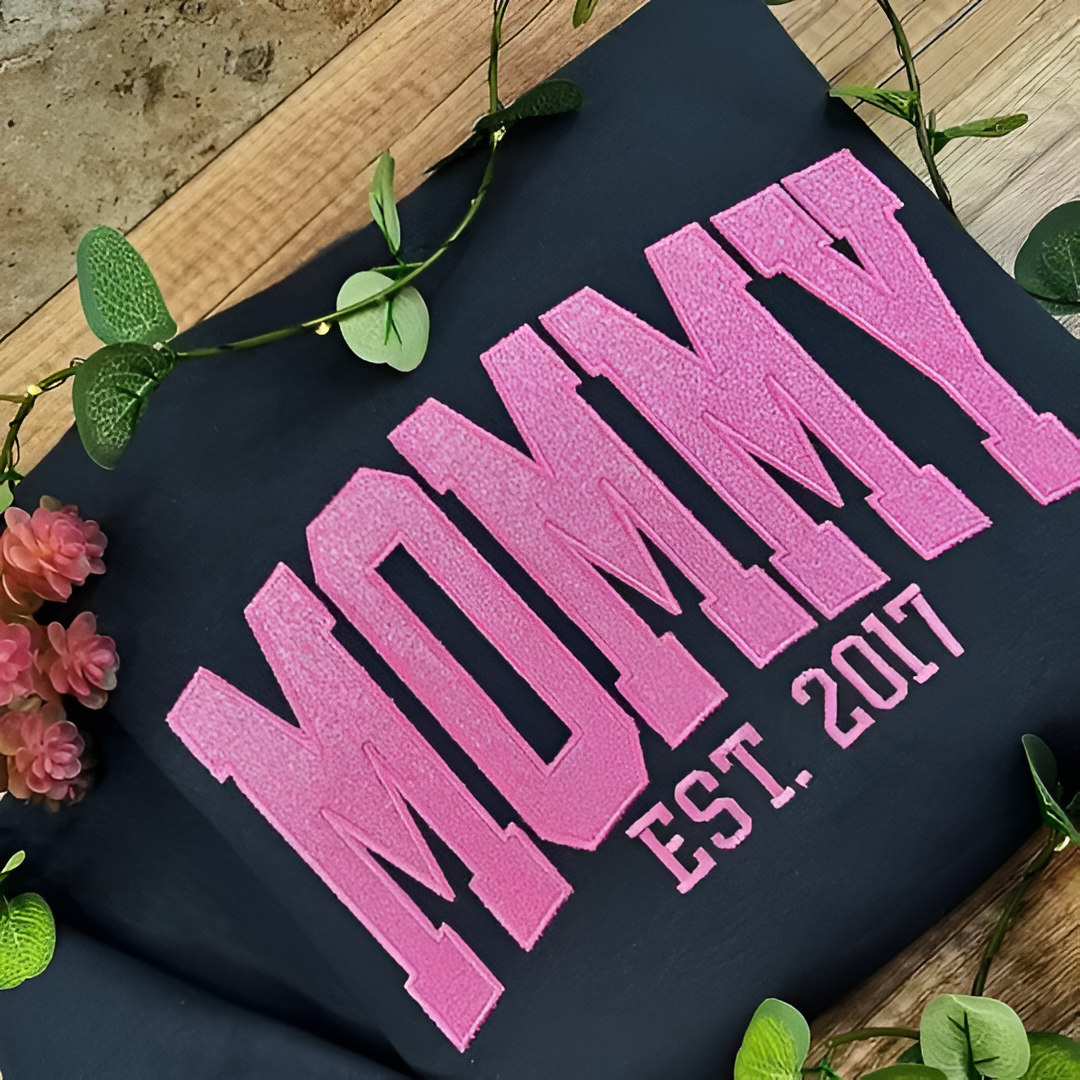 Personalized MAMA Sweatshirt With Glitter Print And Name Detail