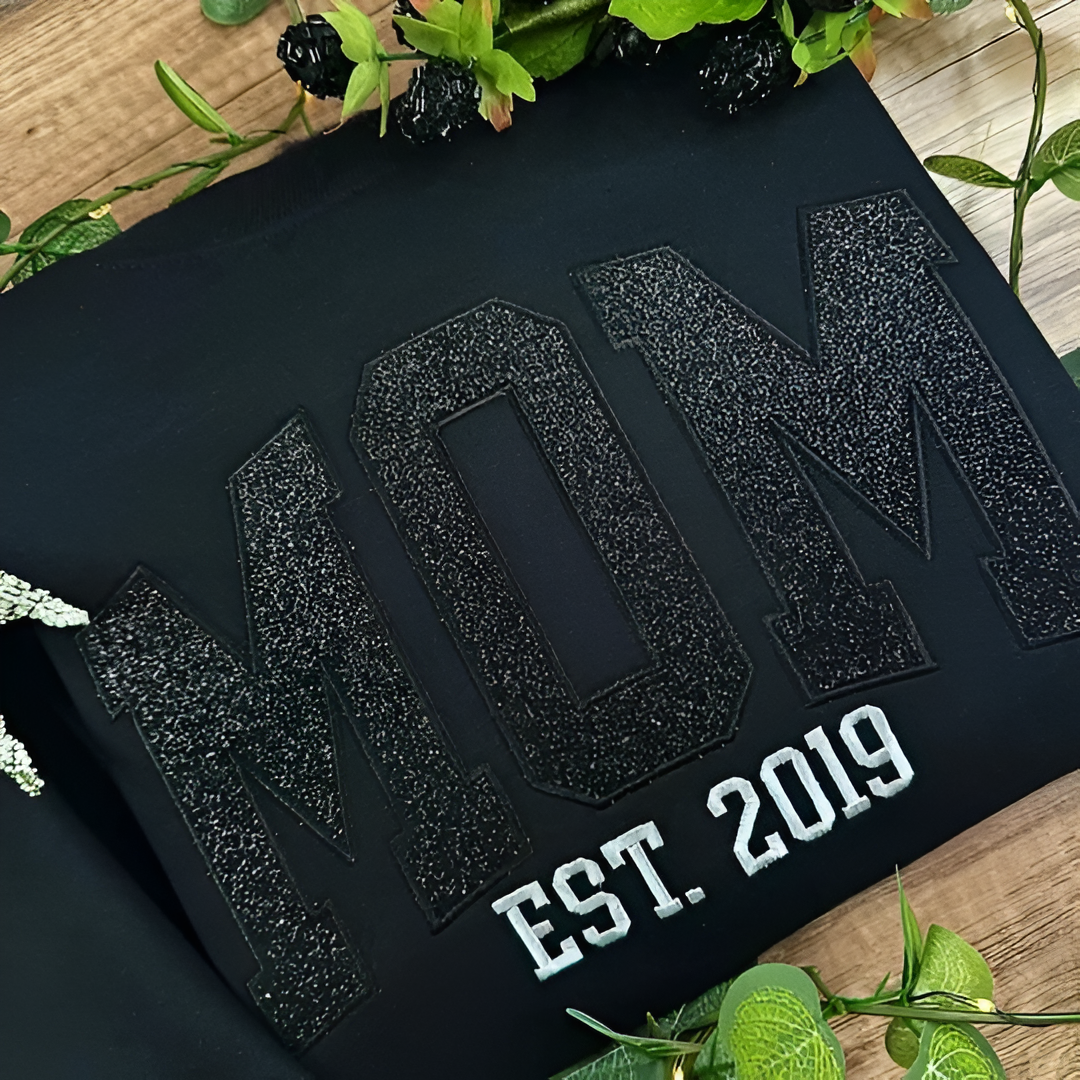 Personalized MAMA Sweatshirt With Glitter Print And Name Detail