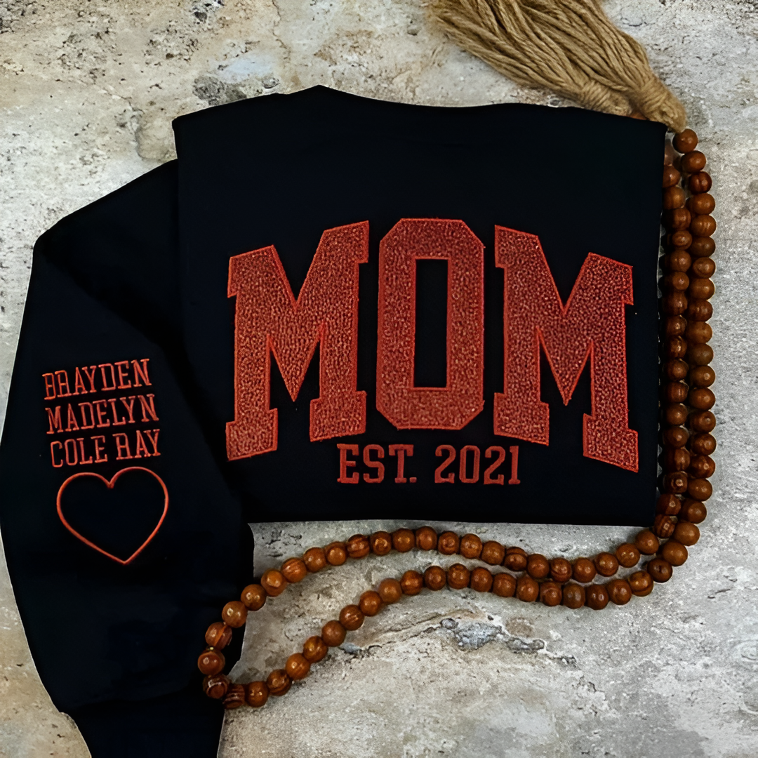 Personalized MAMA Sweatshirt With Glitter Print And Name Detail