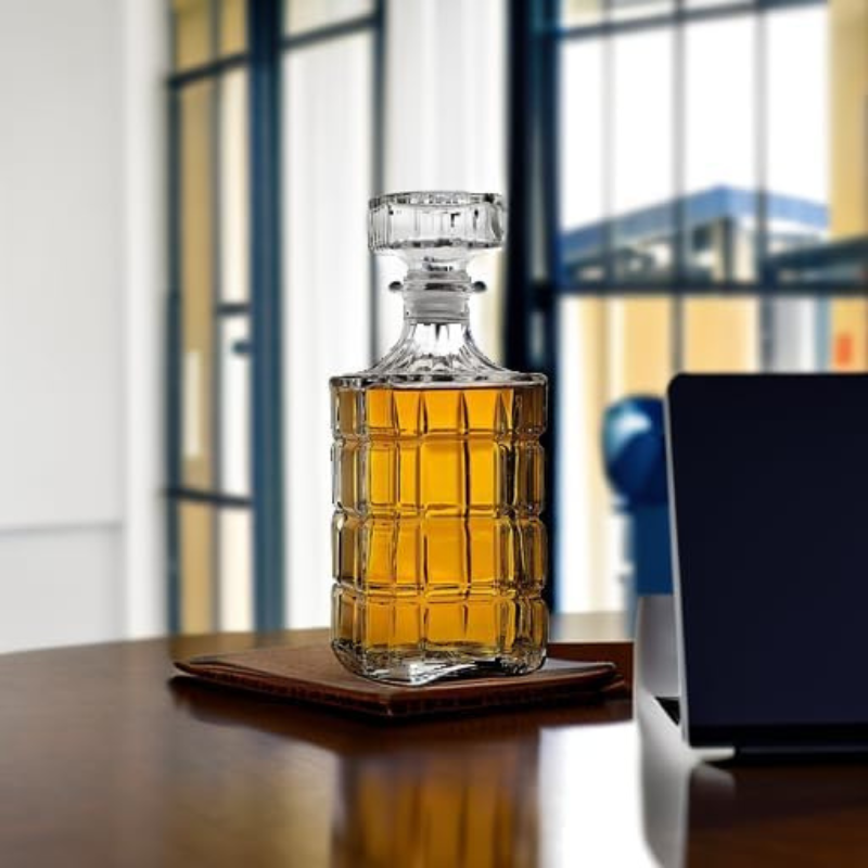Classic Design Glass Decanter For Whiskey Enthusiasts-Wine and Whiskey Decanter