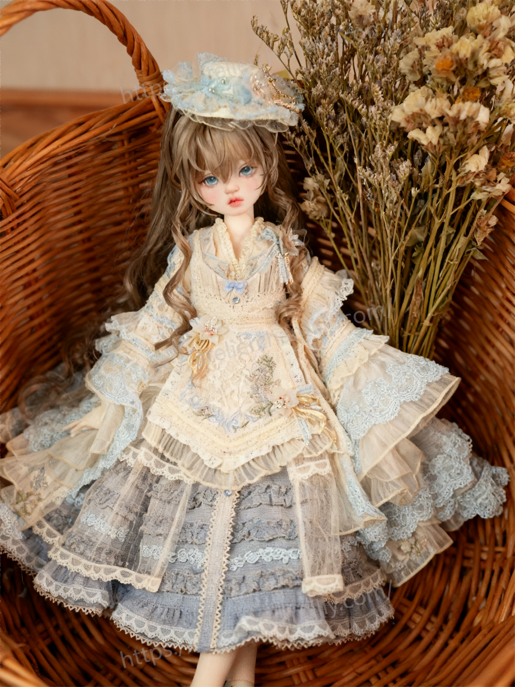 1/4 BJD Lolita dress in a wicker basket with dried flowers - Atelier Chantilly