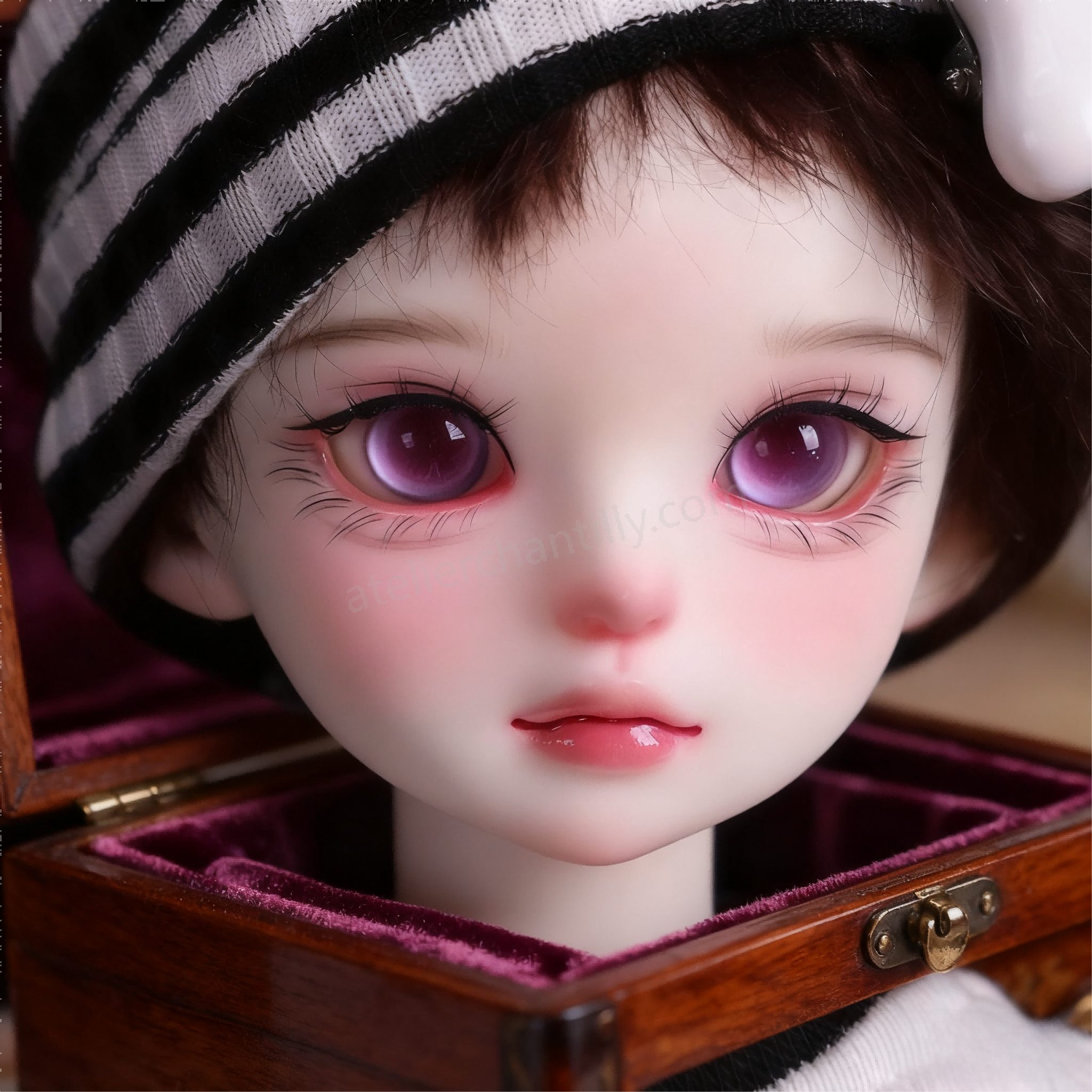 Realistic purple glass eyes for 1/4 BJD dolls in a wooden box with purple velvet - Atelier Chantilly