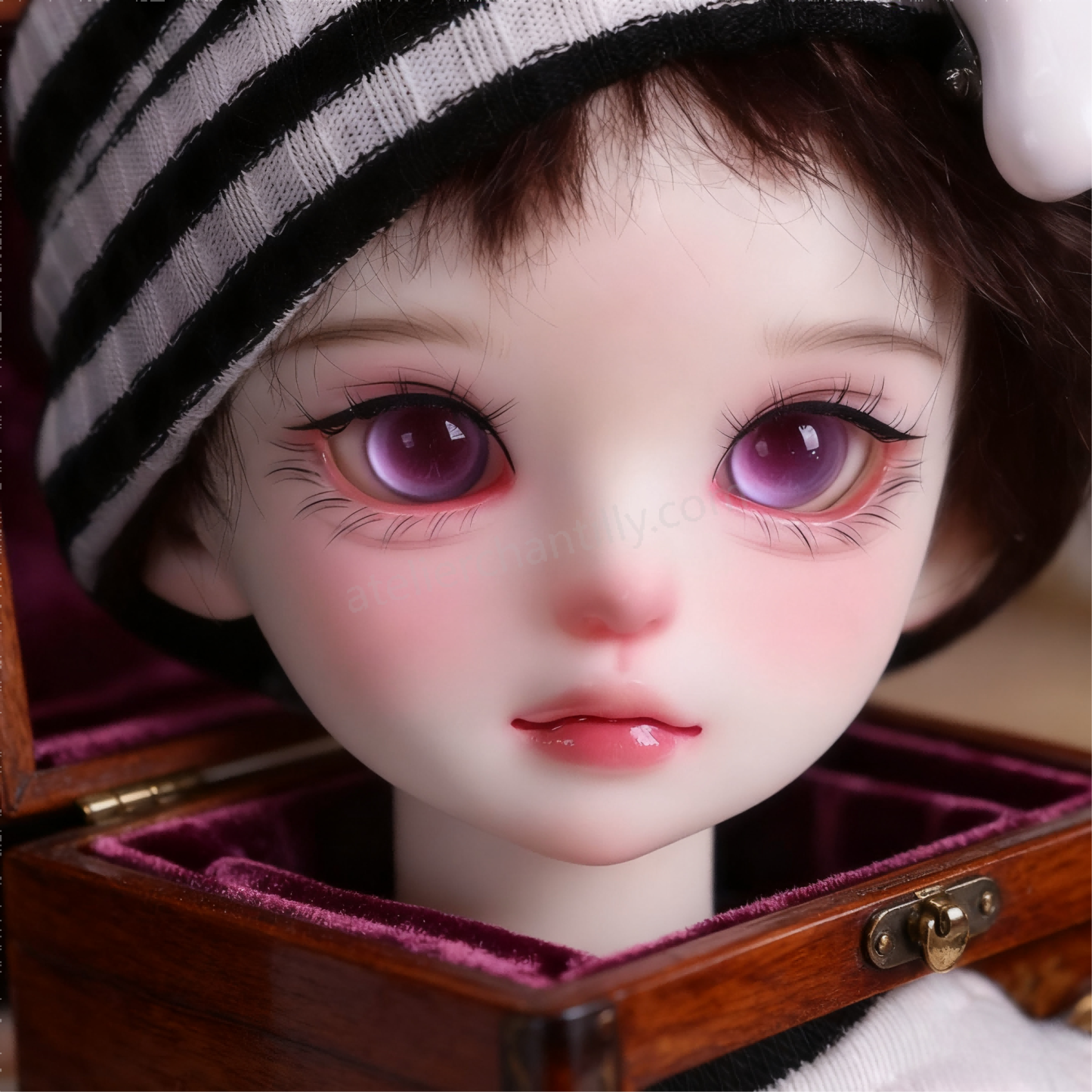 Realistic purple glass eyes for 1/4 BJD dolls in a wooden box with purple velvet - Atelier Chantilly
