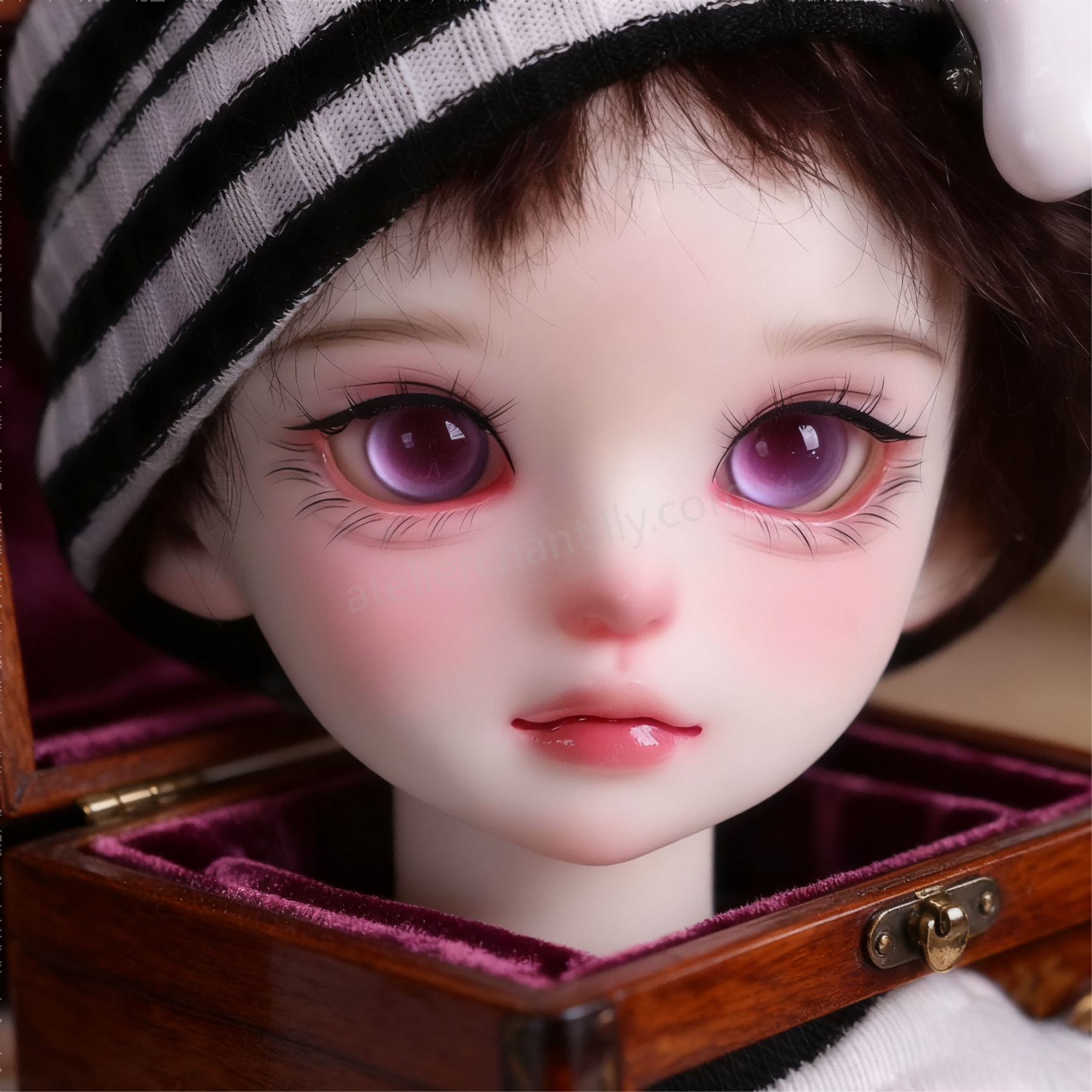 Realistic purple glass eyes for 1/4 BJD dolls in a wooden box with purple velvet - Atelier Chantilly
