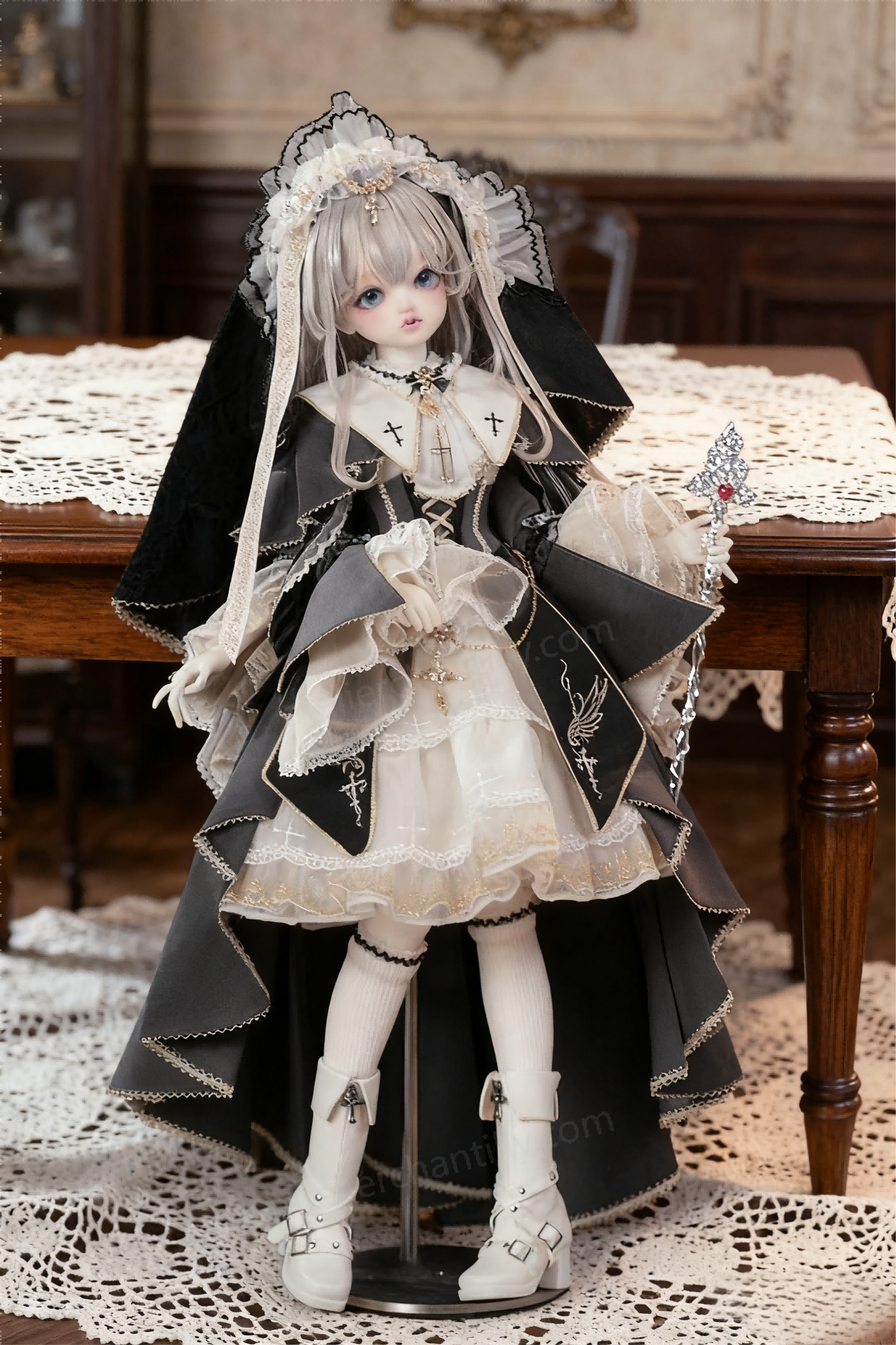 {"default":"Handmade BJD doll clothing in seasonal and themed styles."}
