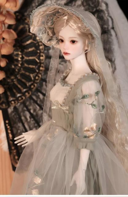 light colored skirt for 1/4 bjd doll