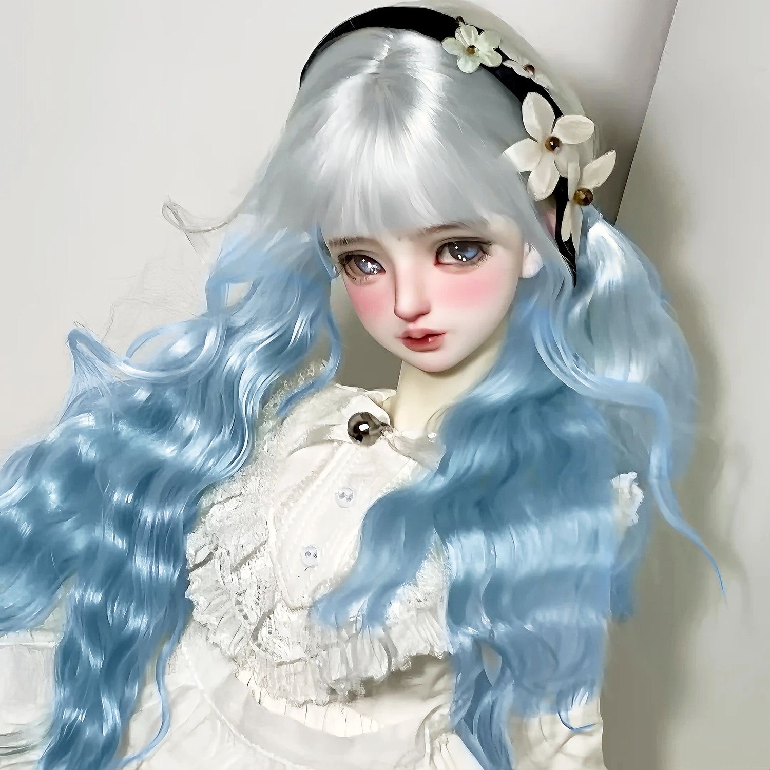 Handmade sky blue wavy BJD doll wig with bangs - Atelier Chantilly