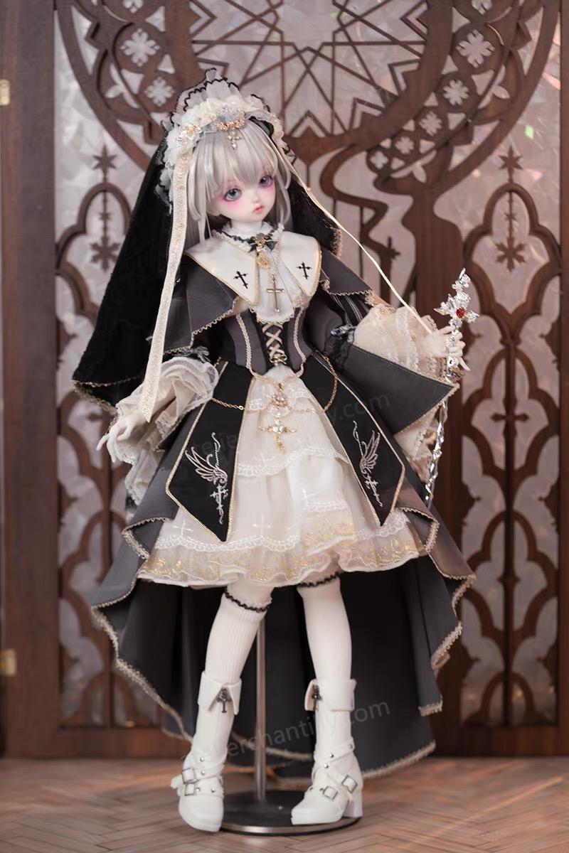 1/4 BJD custom gothic outfit in front of an ornate wooden screen - Atelier Chantilly