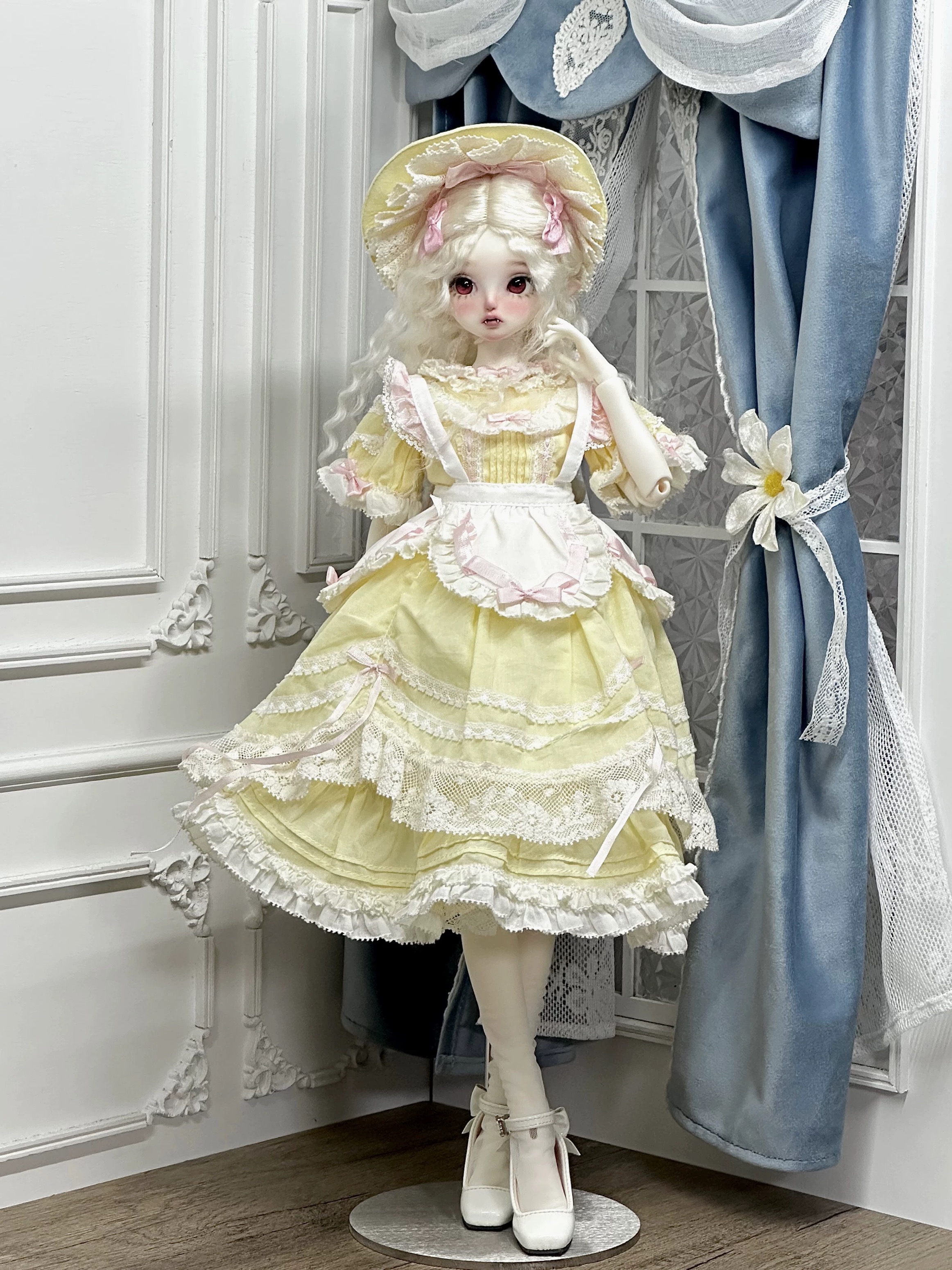 Yellow vintage Lolita BJD outfit with pink bows by blue curtains - Atelier Chantilly