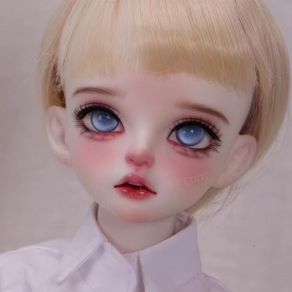 Close-up of 1/4 BJD Doll’s Blue Sparkle Glass Eyes - atelierchantilly