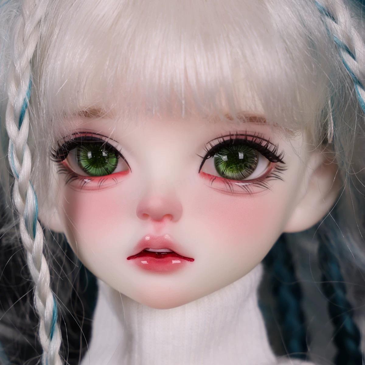 Close-up of 1/3 BJD Doll’s Green Glass Eyes - atelierchantilly