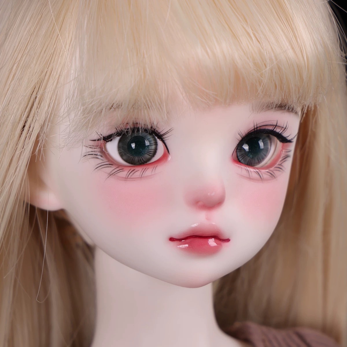 Close-up of 1/4 BJD Doll’s Green Sparkle Glass Eyes - atelierchantilly