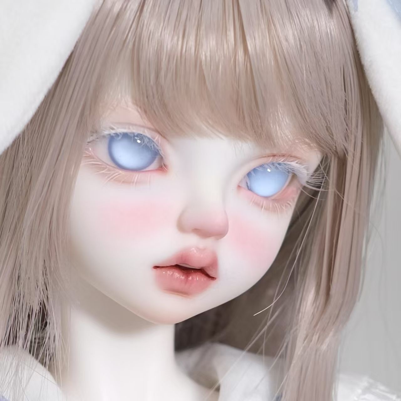 1/3 BJD Doll Showcasing Light Blue Glass Eyes Close-up - atelierchantilly