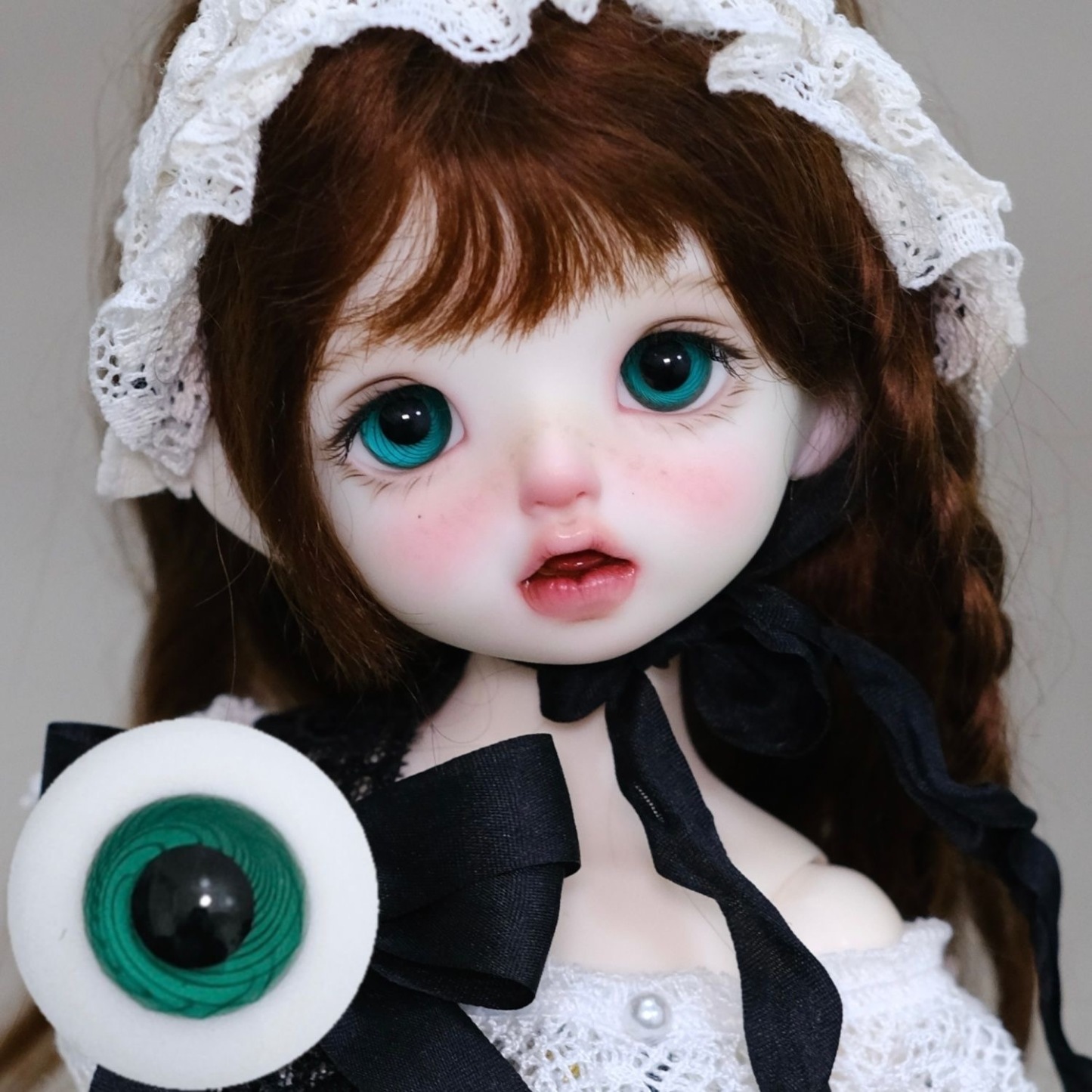1/3 BJD Doll Showcasing Handmade Teal Green Glass Eyes Close-up - atelierchantilly
