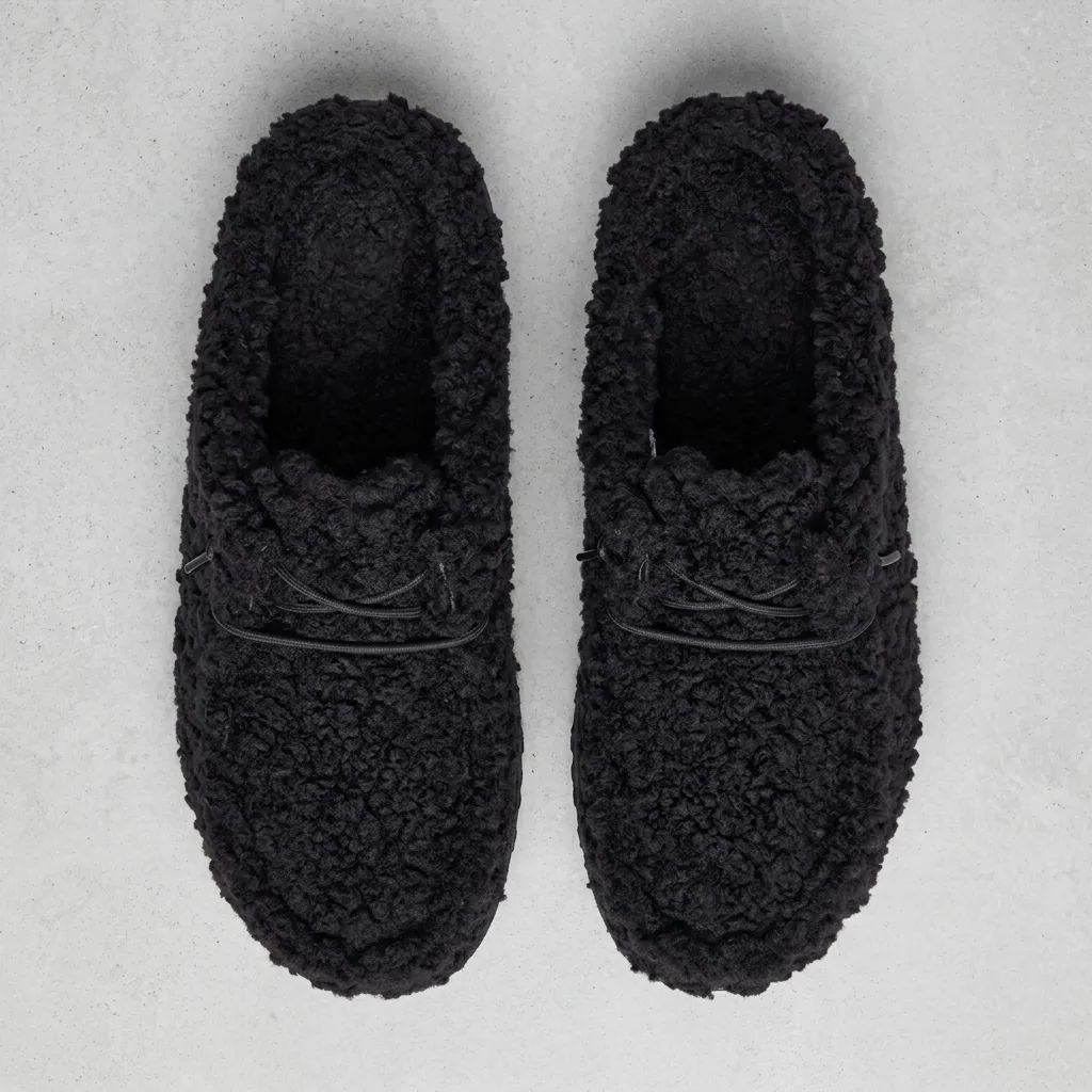 Black / Black - Styled Flat-Lay