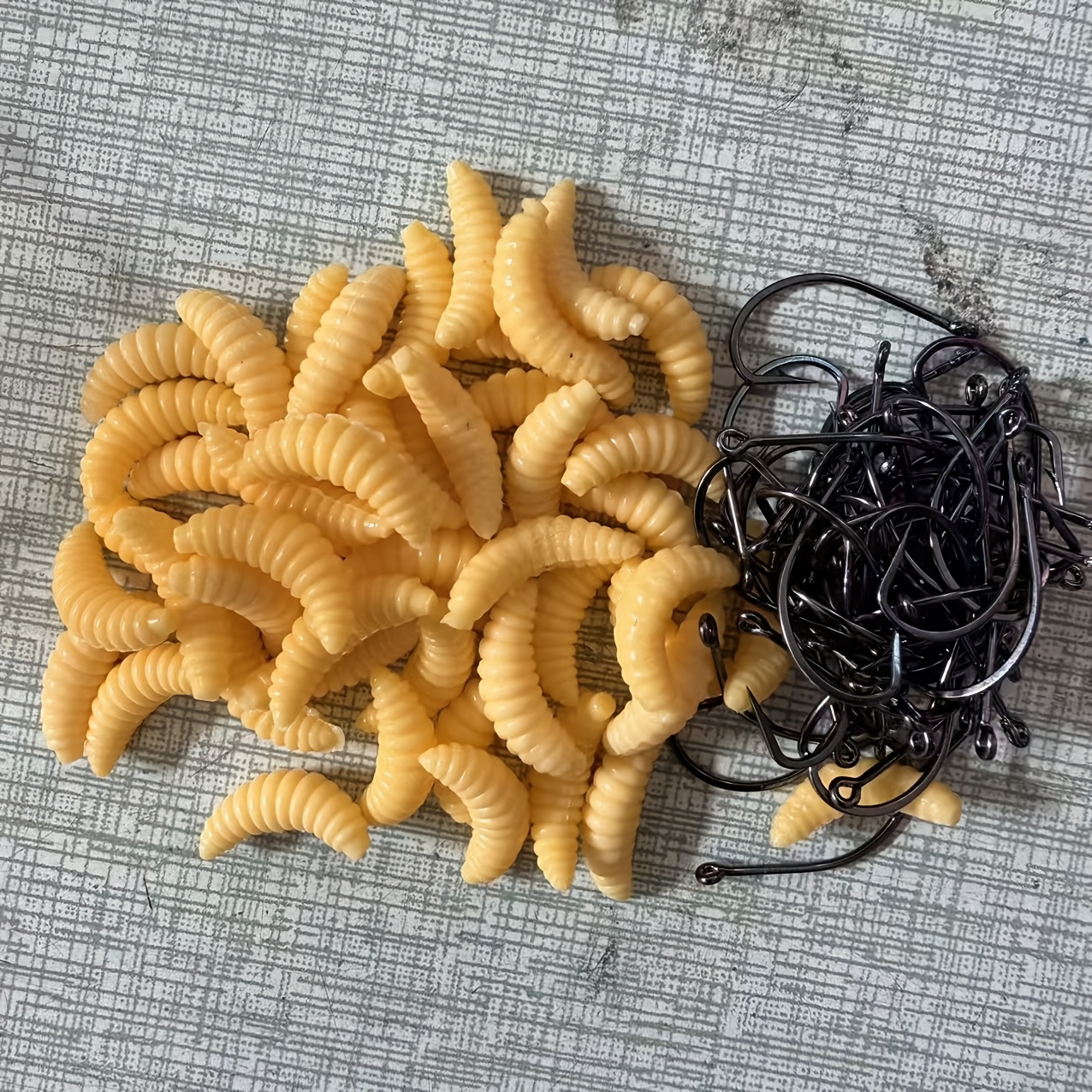 12/24/55pcs Rubber Maggots Fishing Bait, Fishing Maggots, Bulk Fishing Grubs for Trout, Crappie, Pan Fish, Bluegill, Fresh Water Fishing Lures Set