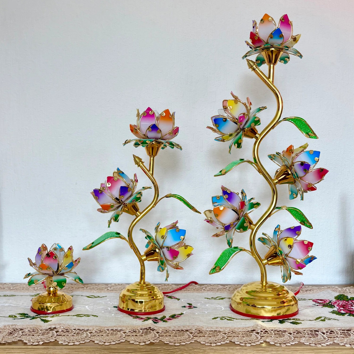 Lotus Design LED Lamp With Adjustable Brightness