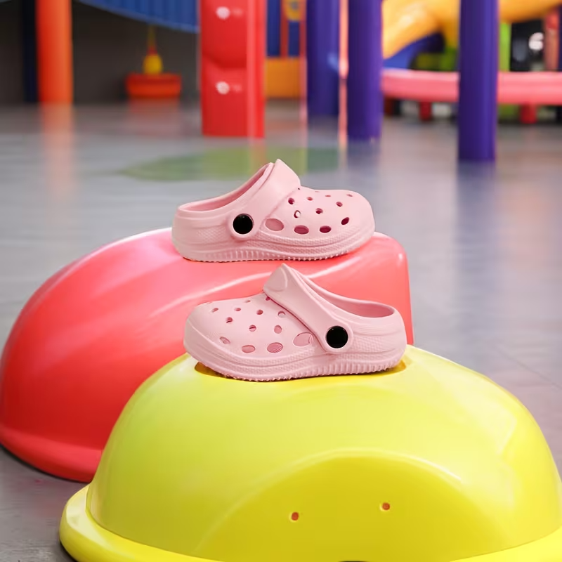 Stylish Slippers With Adjustable Straps