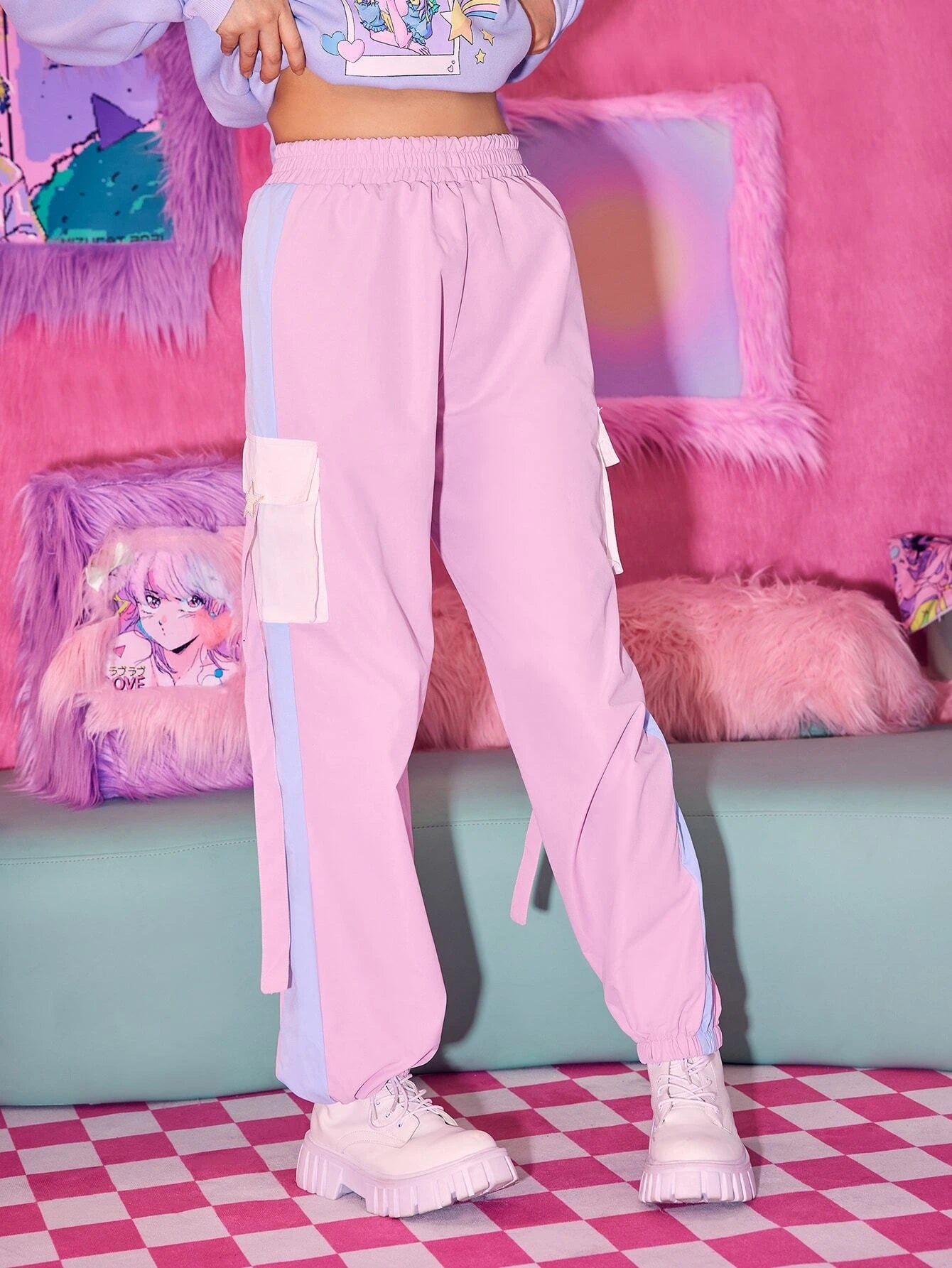 Cargo Pants With Tape Stripe Detail – pocket detail close-up