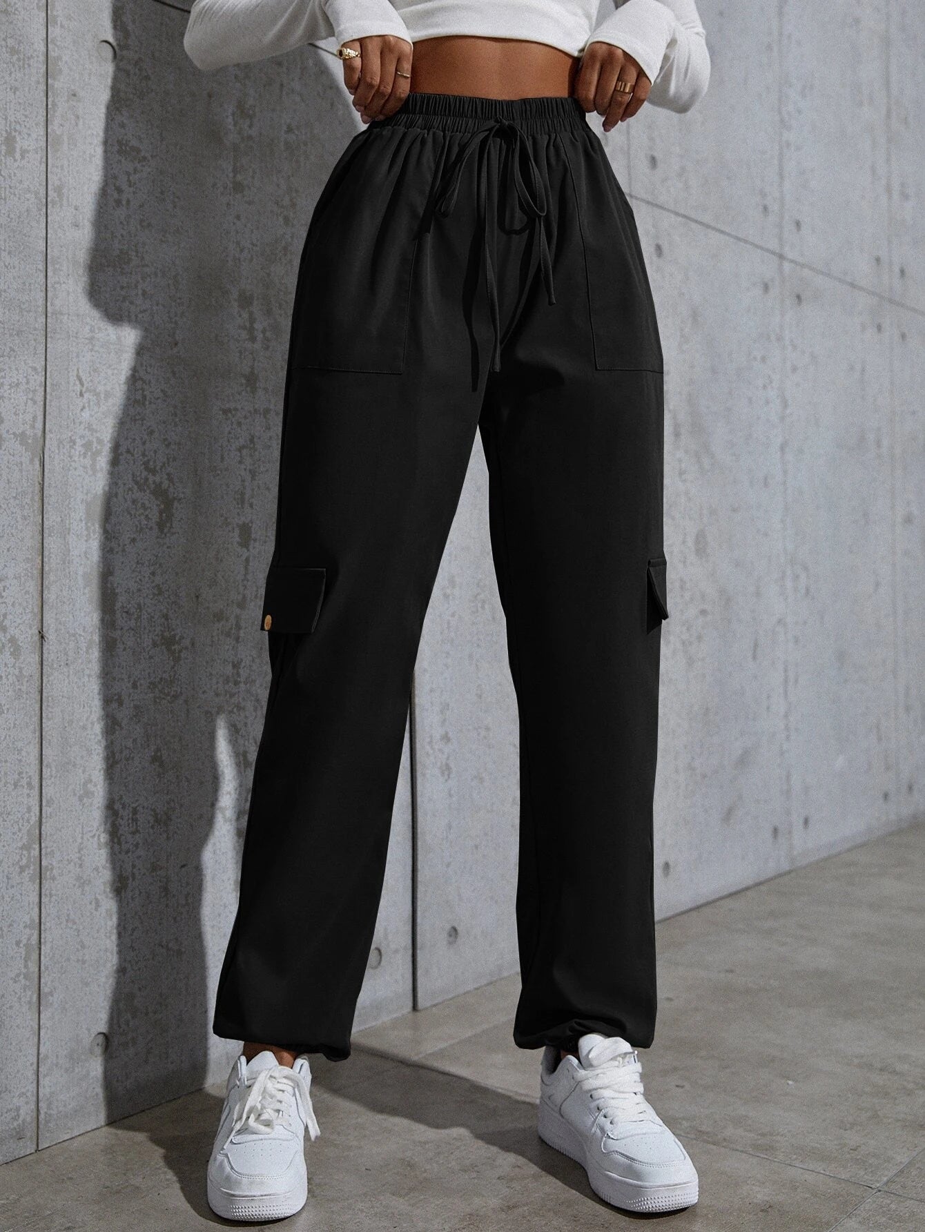 Knot Flap Pocket Cargo Pant – pocket detail close-up