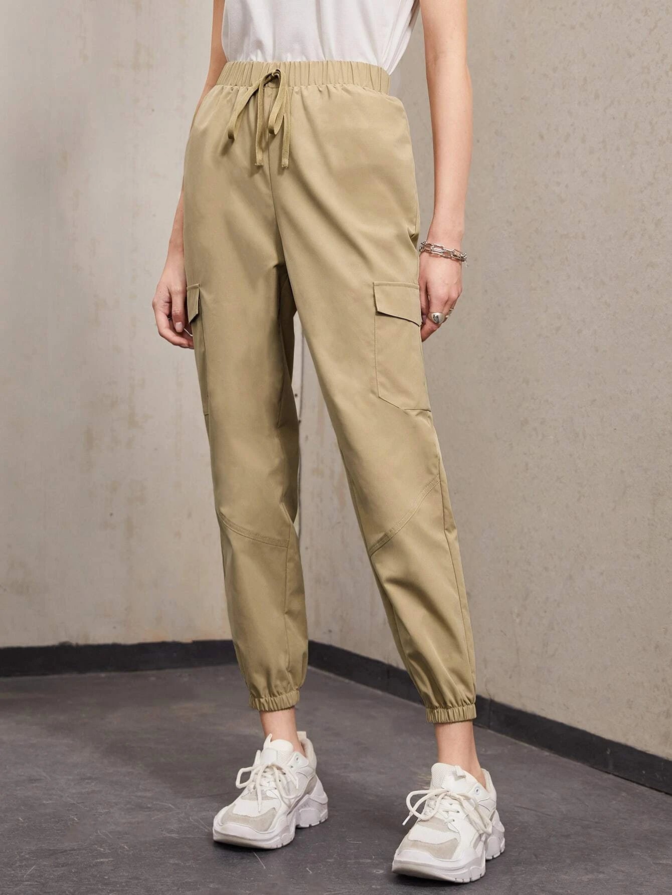 Flap Pocket Cropped Pants – back view detail