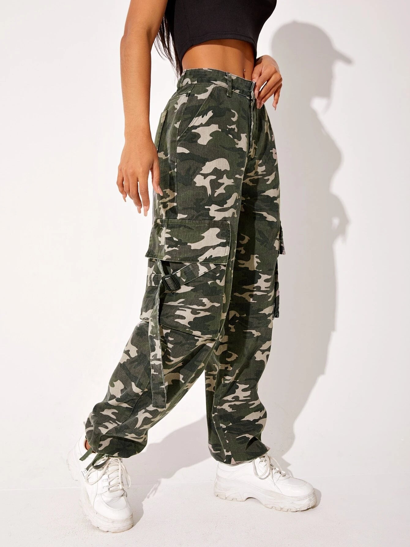 Camo Print Flap Pocket Cargo Jeans – waistband detail