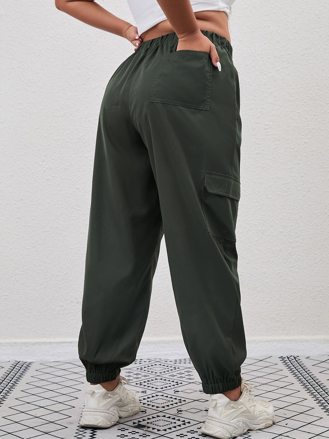 Casual Long Tapered Pants – back view detail