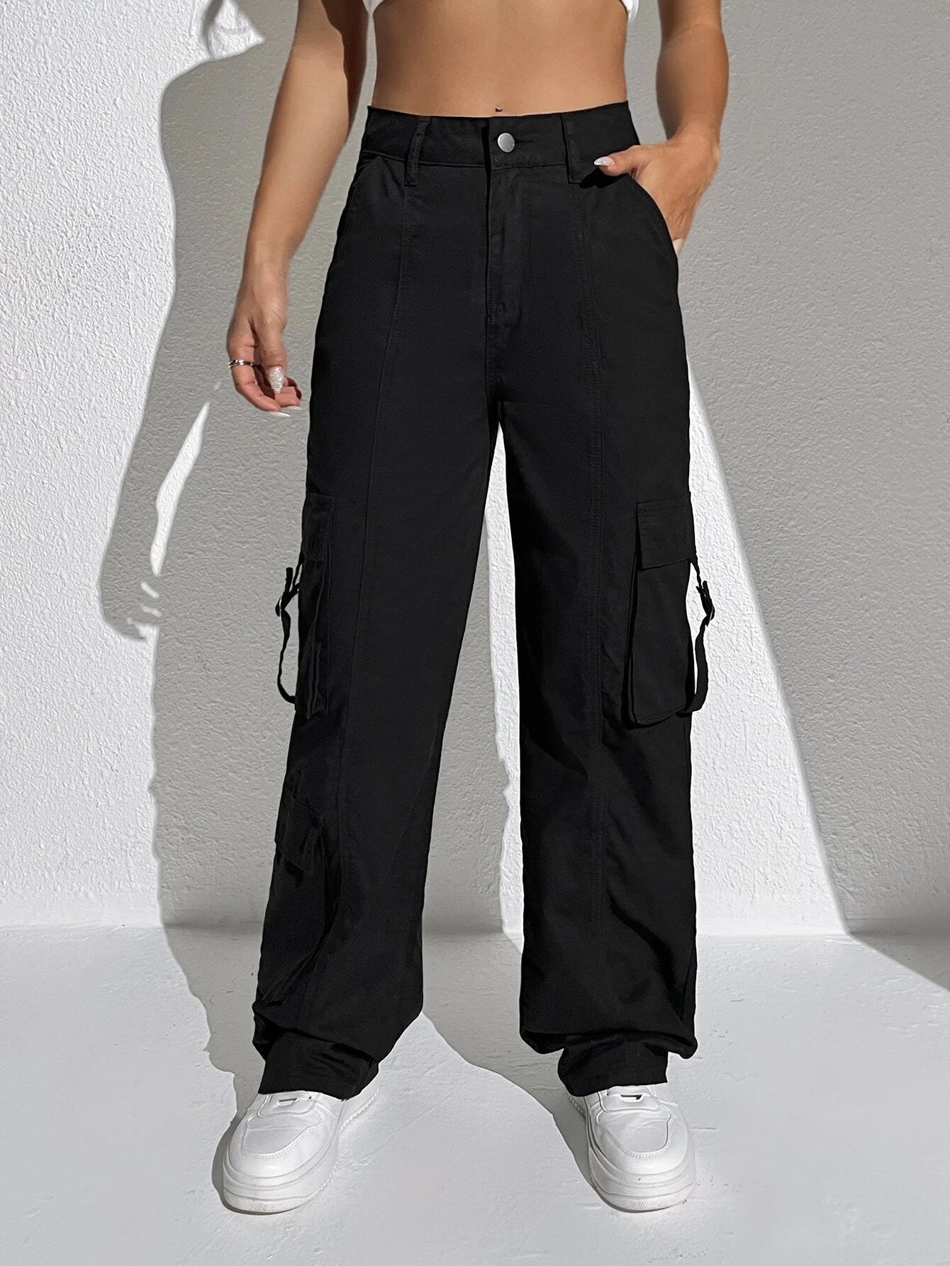 Flap Pocket Button Closure Cargo Denim – waistband detail