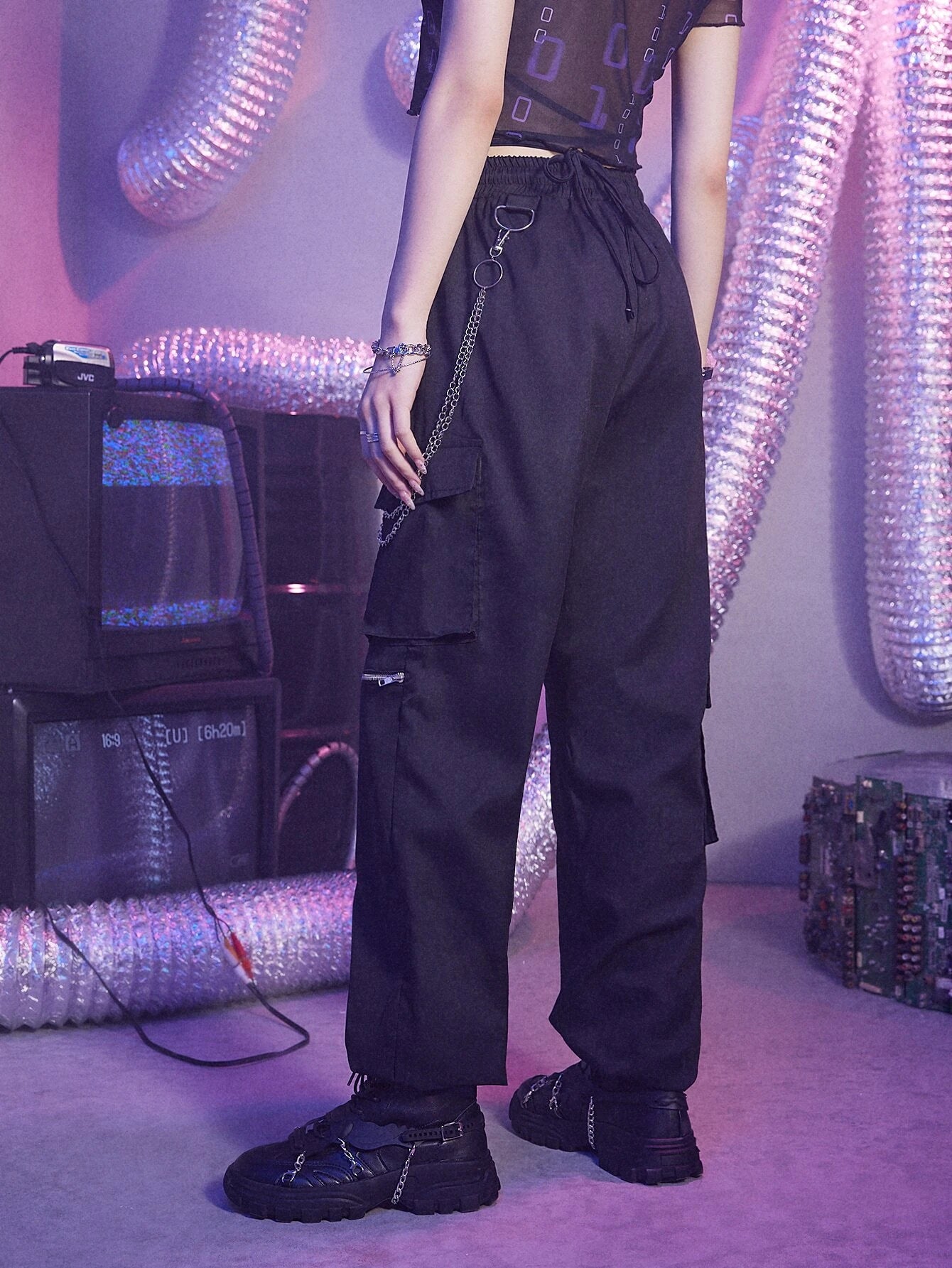 Drawstring Cargo Pants – back view detail