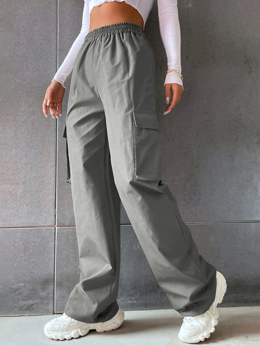 Solid Flap Pocket Side Cargo Pants in Black – fit and style view