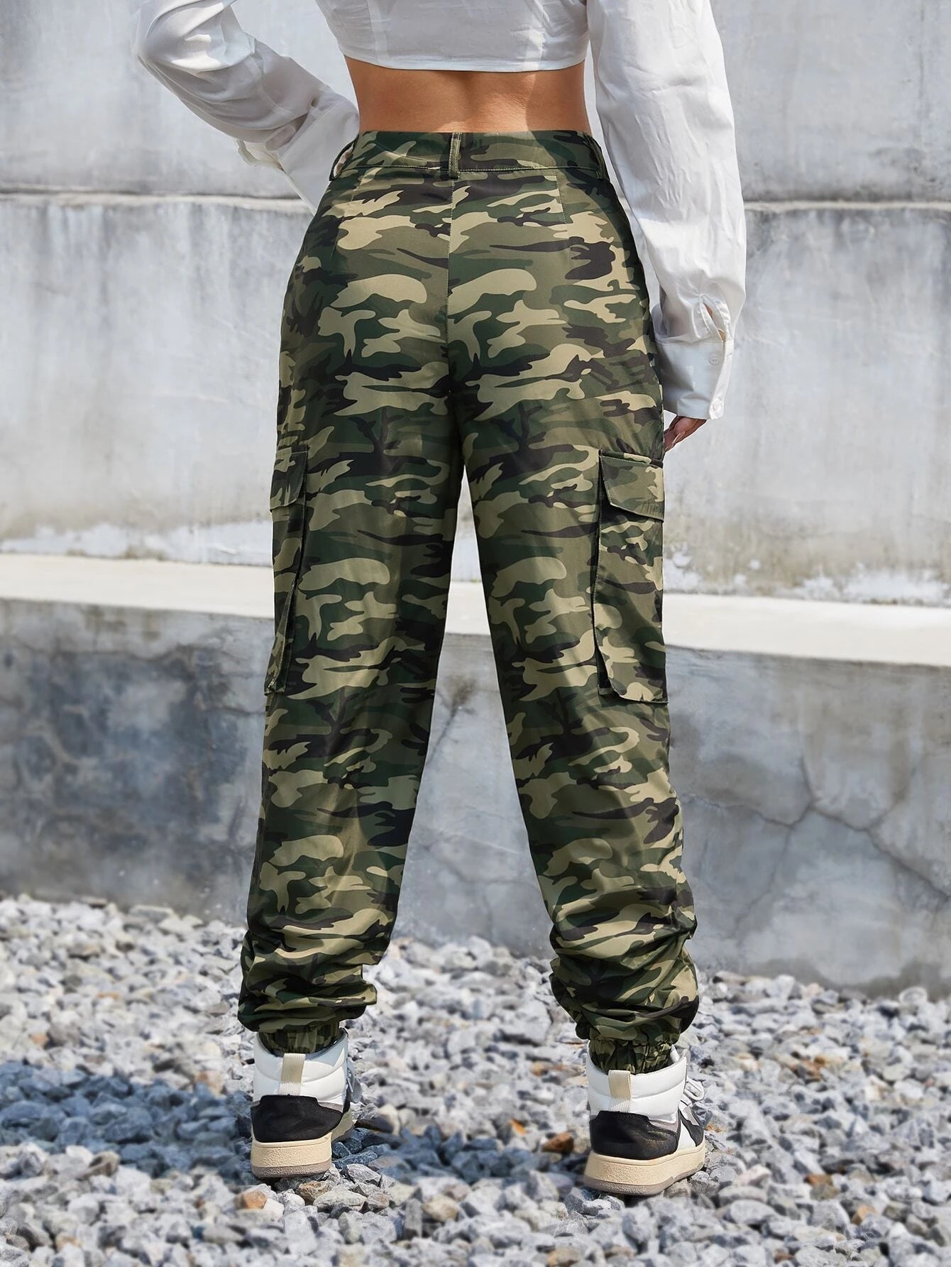 Camouflage Flap Pocket Cargo Pants – waistband detail