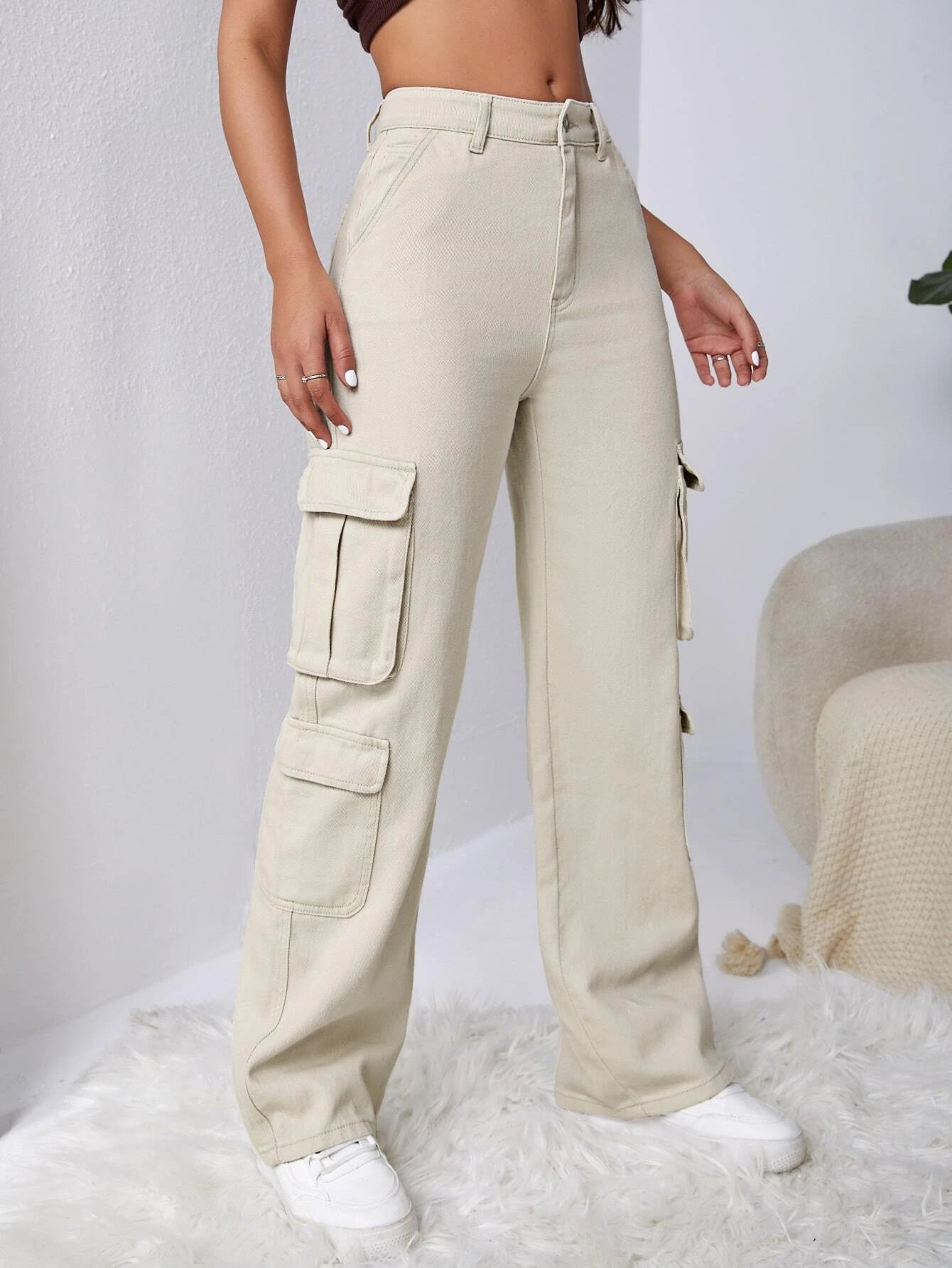 High Waisted Cargo Jeans – pocket detail close-up