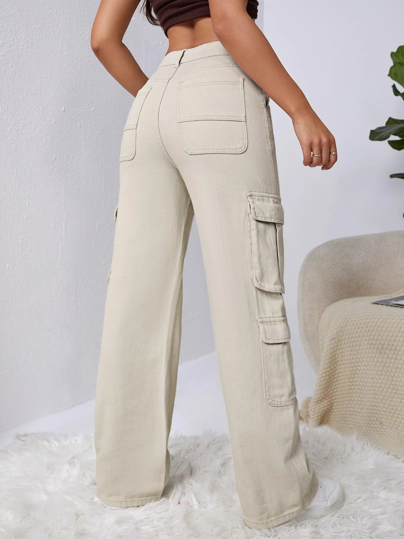 High Waisted Cargo Jeans – waistband detail