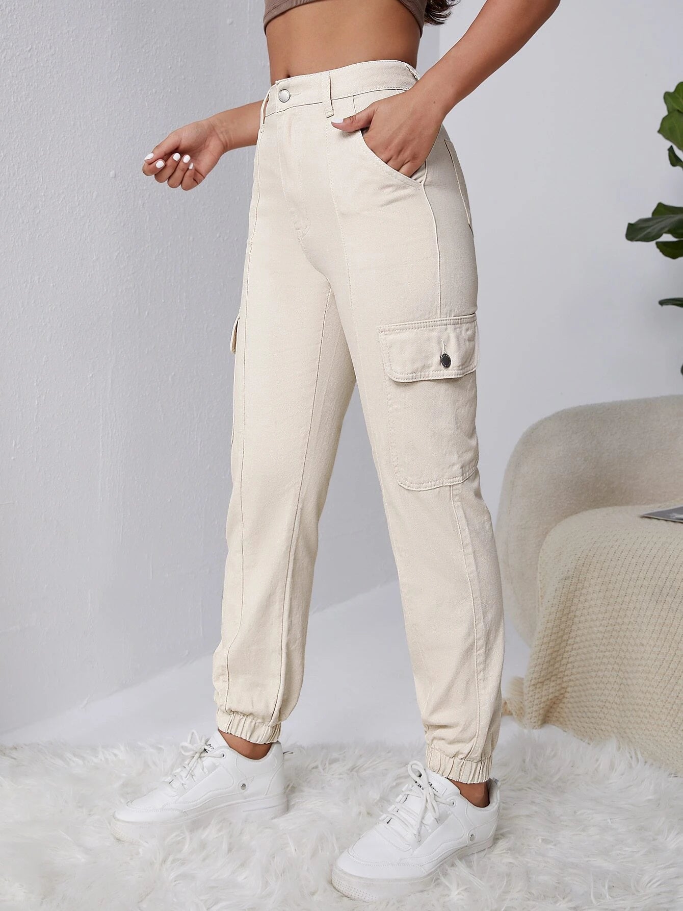 Creased Flap Pocket Side Cargo Jeans – pocket detail close-up