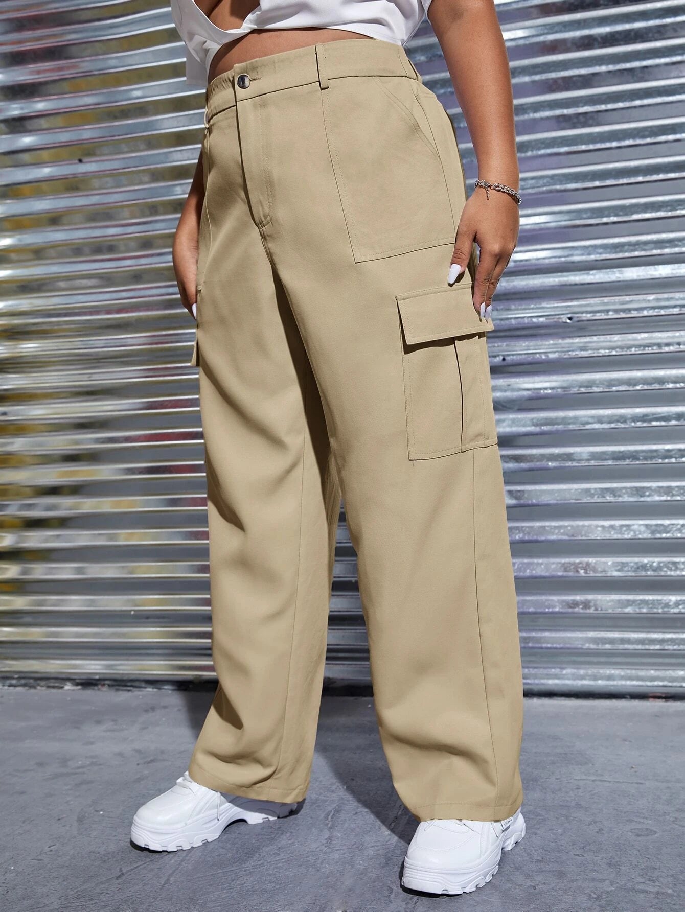 High Waist Cargo Pants in Khaki – pocket detail close-up