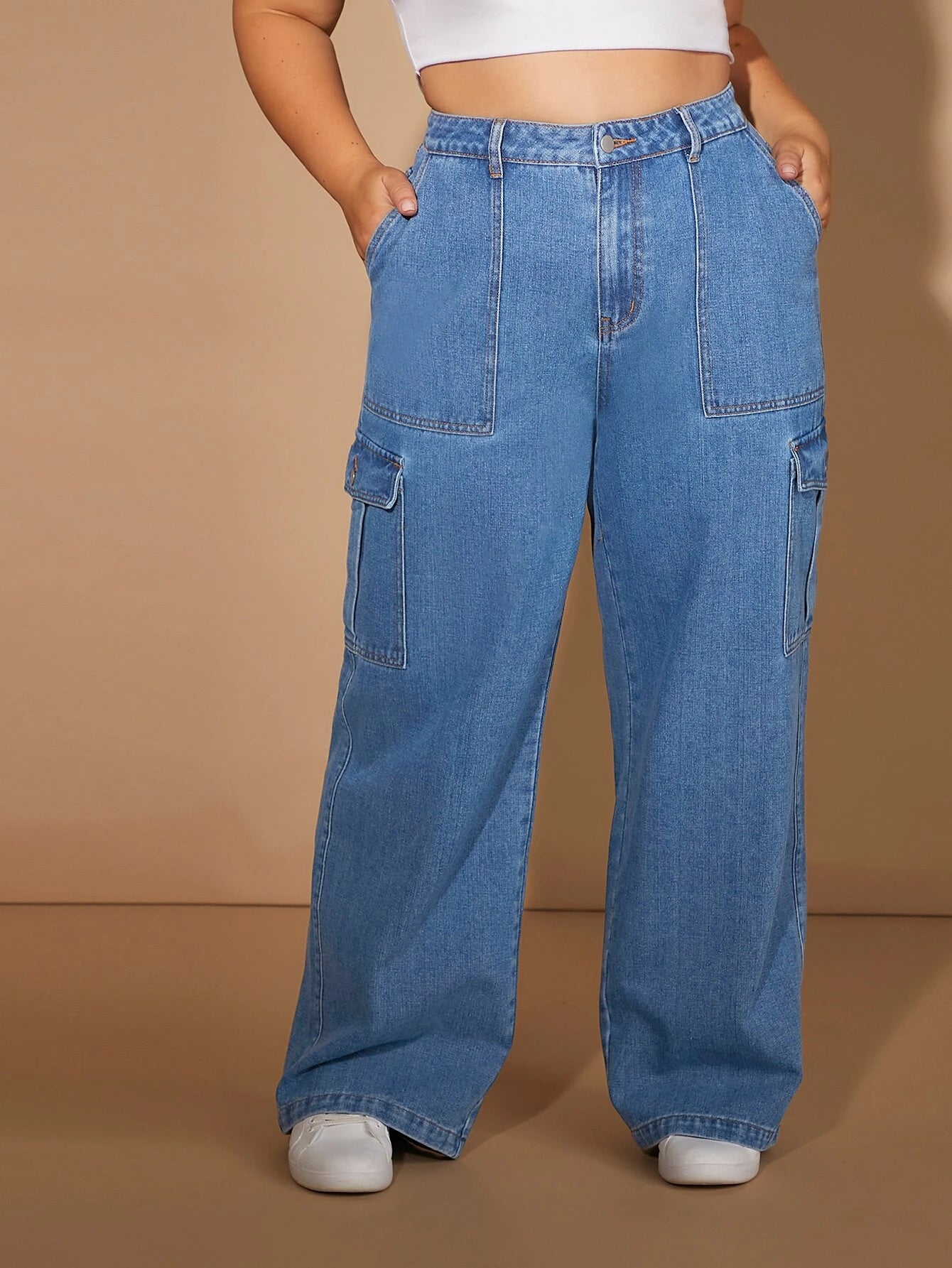 Zipper Fly Pockets Cargo Jeans – pocket detail close-up