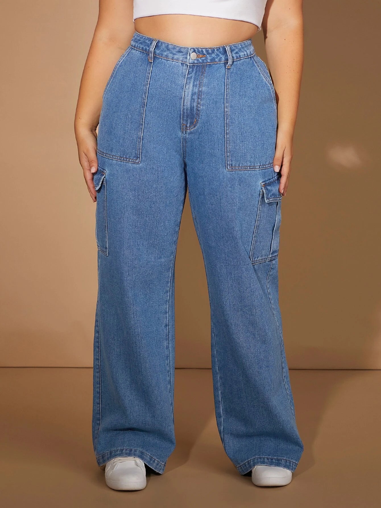 Cargo Jeans With Additional Flap Pocket Detail – fit and style view