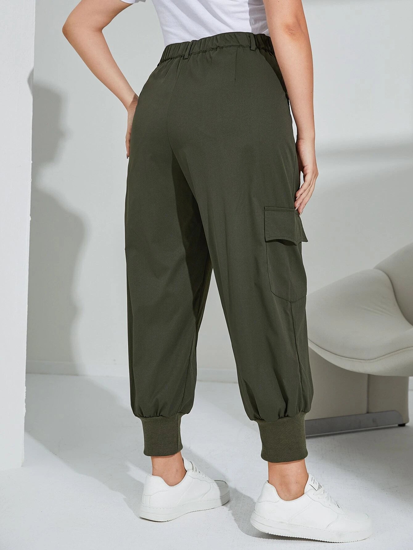 Pocket Side Cargo Pants in Green – side profile view