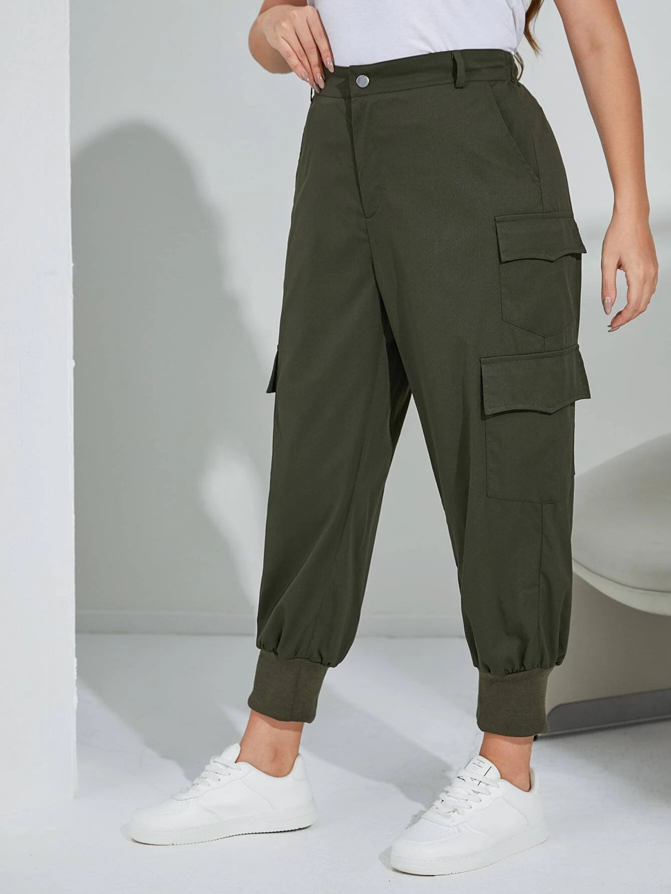 Pocket Side Cargo Pants in Green – back view detail