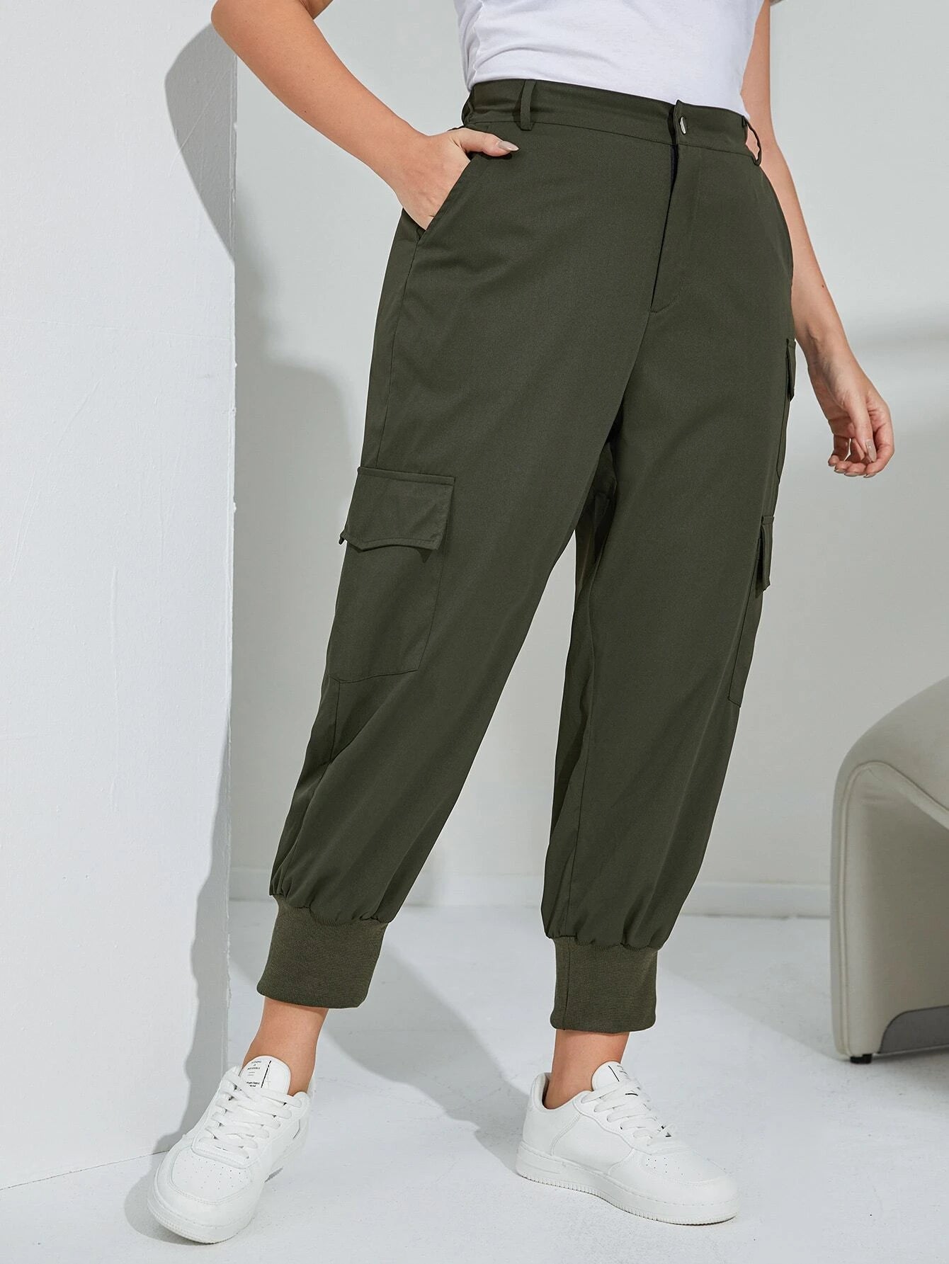 Pocket Side Cargo Pants in Green – pocket detail close-up