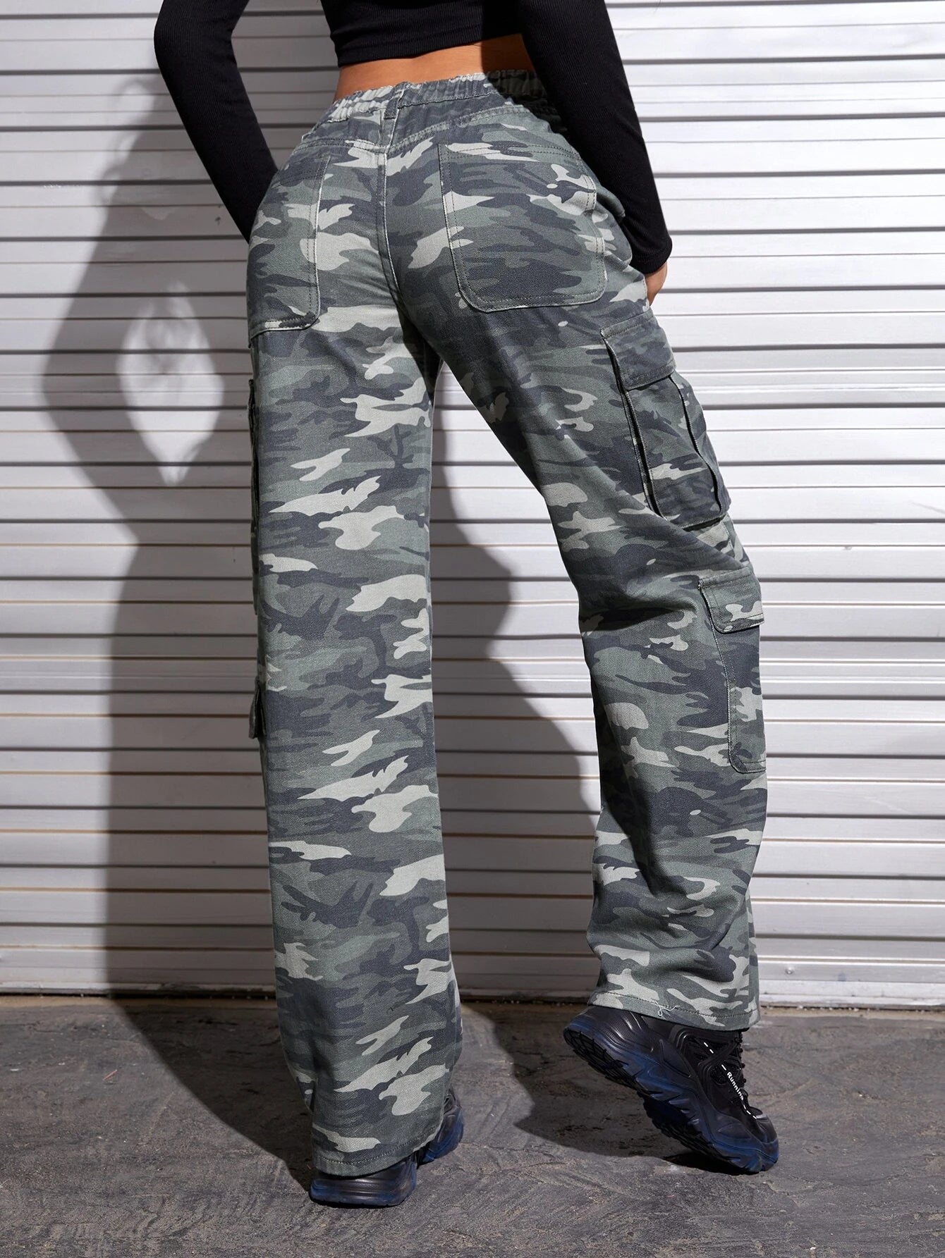 Printed Flap Pocket Cargo Jeans – back view detail