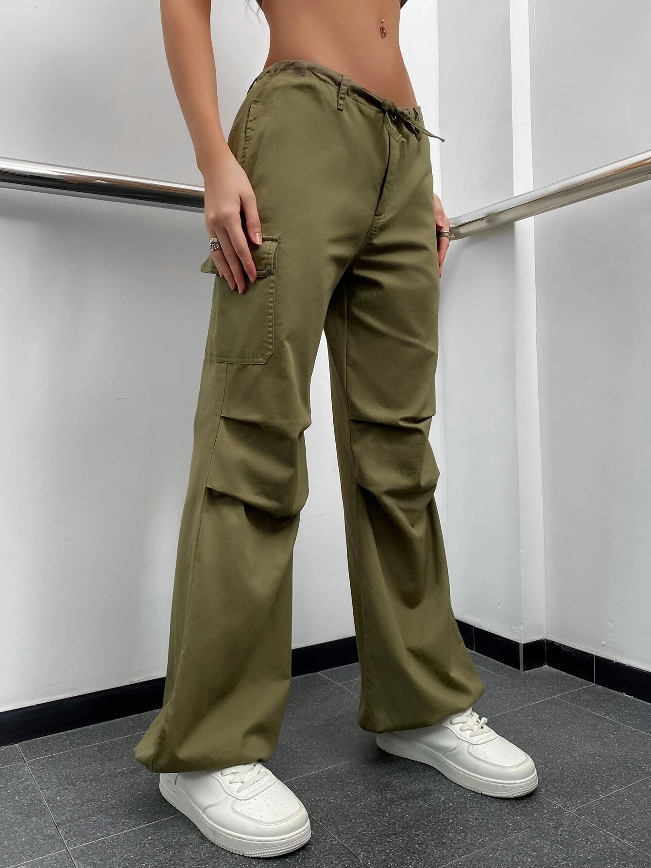 Flap Pocket Parachute Jogger Cargo Pants – waistband detail