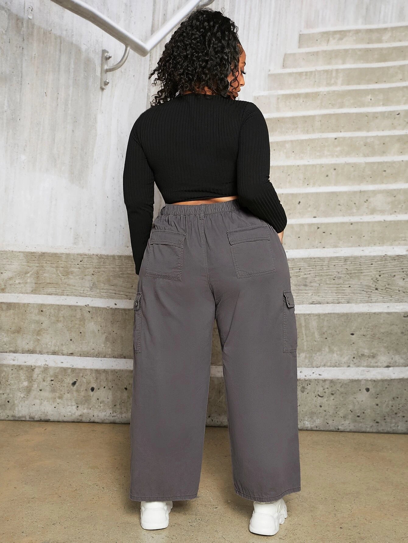 Wide Jeans With Versatile Flap Pocket – back view detail