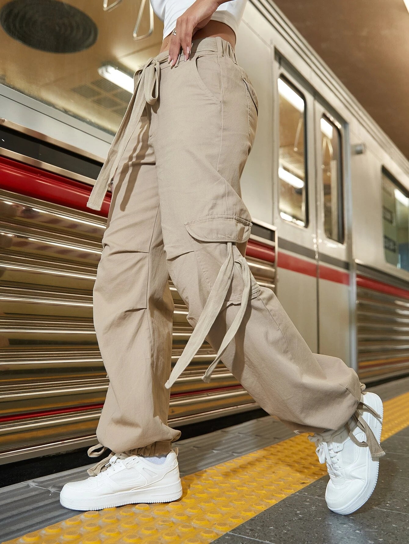 Tie Belt And Puffed Pockets Cargo Pants – pocket detail close-up